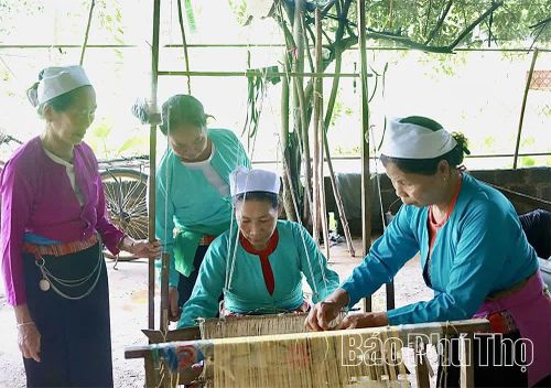 Cùng với quá trình phục dựng và phát triển, những khung cửi nơi đây đã được "đánh thức", trở thành sinh kế quan trọng của người dân.