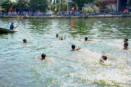 Các hoạt động văn hóa, văn nghệ, thể dục thể thao diễn ra trong dịp nghỉ lễ góp phần làm phong phú đời sống tinh thần, giúp người dân duy trì thói quen rèn luyện sức khỏe, hạn chế sử dụng bia, rượu.