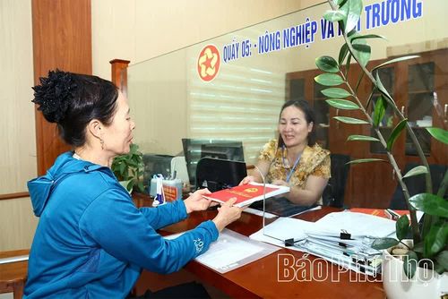 Cán bộ Trung tâm Phục vụ hành chính công xã Vạn Xuân giải quyết thủ tục hành chính cho người dân.