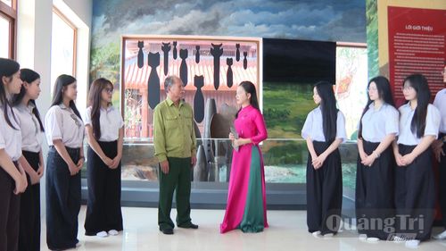 Anh hùng Lực lượng vũ trang nhân dân Võ Xuân Khuể trò chuyện với thế hệ trẻ tại Di tích quốc gia đặc biệt Bến phà Gianh - Ảnh: D.H