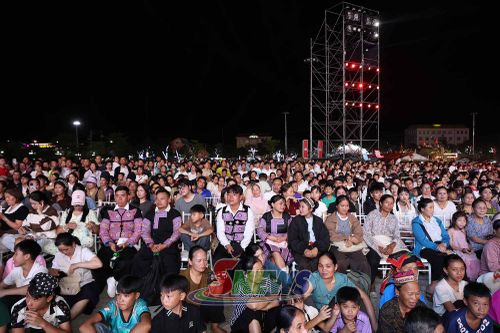 Đông đảo nhân dân và du khách đến theo dõi chương trình.