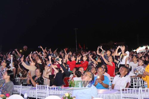 Khán giả theo dõi màn bắn pháo hoa.