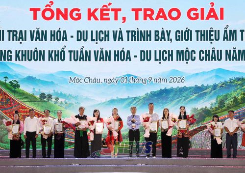 Các đồng chí lãnh đạo trao giải ba thi trại văn hóa và ẩm thực.