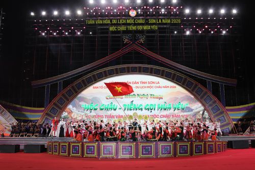 Màn hát múa khai từ “Mộc Châu vui Tết Độc lập”.