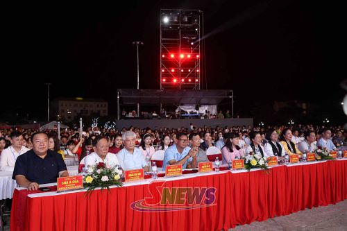 Các đại biểu dự chương trình.