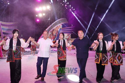 Các đồng chí lãnh đạo, nguyên lãnh đạo tỉnh tham gia vòng xòe.