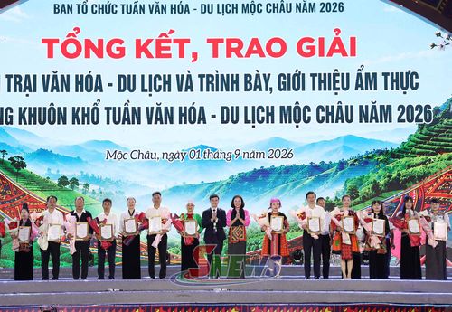 Ban tổ chức trao giải khuyến khích thi Trại văn hóa – du lịch và thi Trình bày, giới thiệu ẩm thực dân tộc.