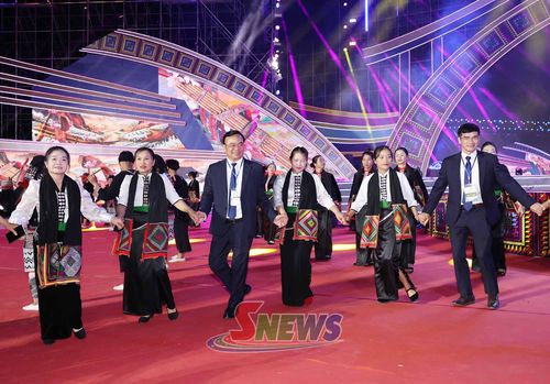 Các đồng chí lãnh đạo tỉnh tham gia vòng xòe.