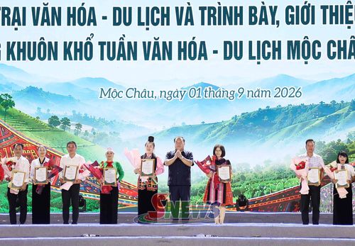 Đồng chí Chá A Của trao giải nhất cho 2 đội thi xuất sắc trong phần thi Trại văn hóa – du lịch và thi Trình bày, giới thiệu ẩm thực dân tộc.