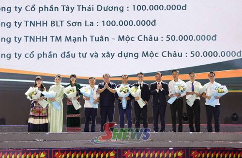 Các đồng chí lãnh đạo tỉnh tặng hoa tri ân các nhà tài trợ.