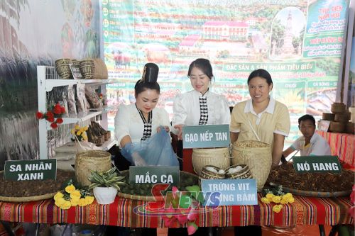 Gian hàng nông sản của xã Mường Bám tại phiên chợ.