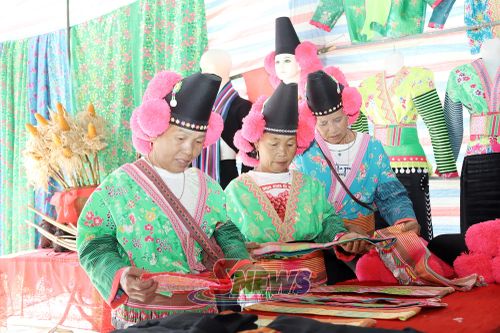 Bà con mua sắm các sản phẩm thổ cẩm.