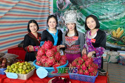 Nhiều sản phẩm nông sản của vùng cao được giới thiệu tại Phiên chợ.