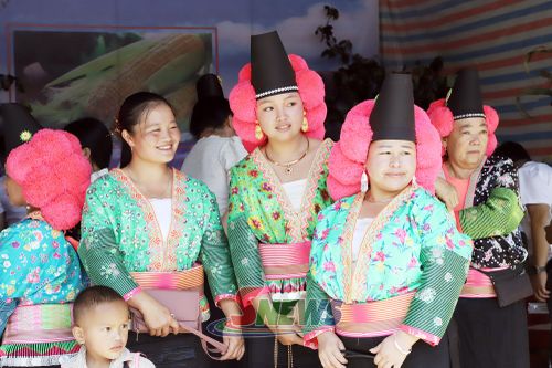 Bà con dân tộc Mông háo hức trong ngày Tết Độc lập.