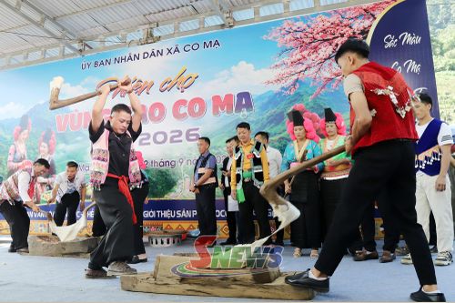 Các chàng trai dân tộc Mông thể hiện sức mạnh trong phần thi giã dánh dày.