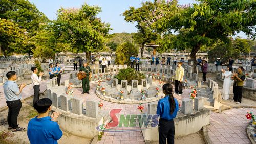 Ông Thời cùng đoàn viên thanh niên hát cho những liệt sĩ, những người mãi mãi ở tuổi thanh xuân.
