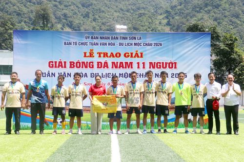 Ban tổ chức trao giải ba cho đội bóng phường Mộc Châu