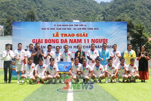 Ban tổ chức trao giải nhì cho đội bóng xã Vân Hồ