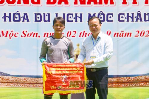 Đồng chí Phó Chủ tịch Thường trực UBND tỉnh trao giải cho thủ môn xuất sắc nhất