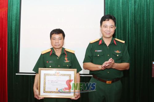 Lãnh đạo Đảng bộ Phòng Hậu cần - Kỹ thuật trao Huy hiệu 30 năm tuổi Đảng cho Thiếu tá Hà Văn Yên.