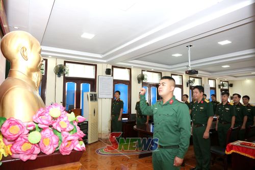 Chiến sĩ Lù Việt Cường đọc lời tuyên thệ tại buổi lễ.