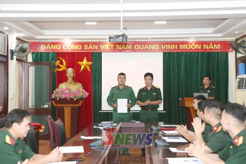 Lãnh đạo Đảng bộ Phòng Hậu cần - Kỹ thuật, Đảng bộ Quân sự tỉnh Sơn La trao quyết định kết nạp đảng viên cho chiến sĩ Lù Việt Cường.
