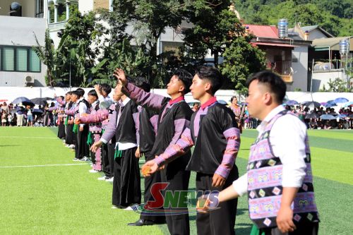 Các chàng trai dân tộc Mông ném Pao.