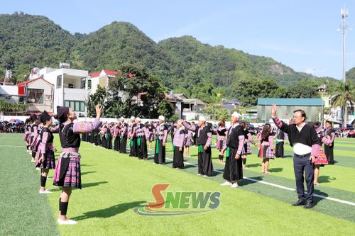 Màn đồng diễn ném Pao.