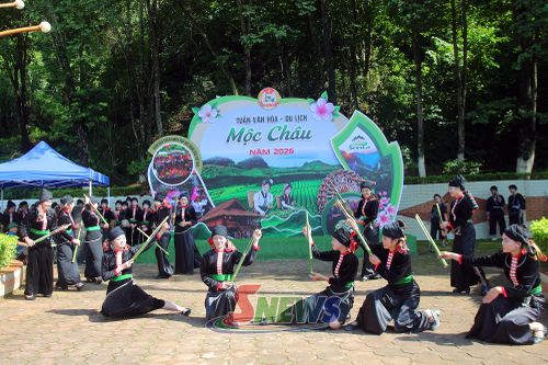 Biểu diễn điệu múa dân tộc Xinh Mun.