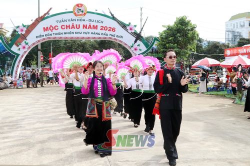 Đoàn diễu hành của đồng bào dân tộc Thái.