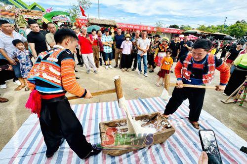 Hoạt động giã bánh dày của dân tộc Mông.