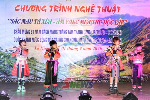 Tiết mục thổi sáo tại Chương trình nghệ thuật "Sắc màu Tà Xùa - Âm vang mùa thu độc lập".