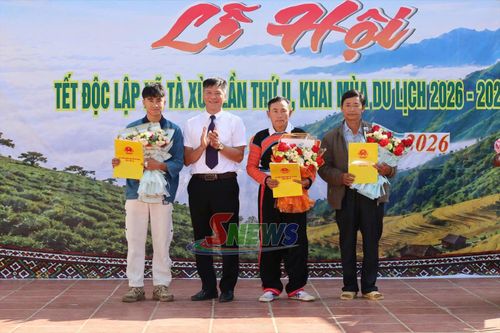 Lãnh đạo UBND xã Tà Xùa trao quyết định thành lập các CLB Di sản văn hoá phi vật thể.