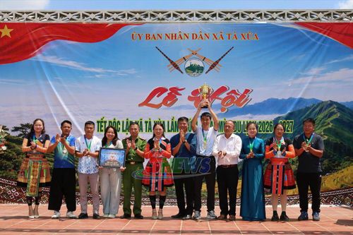 Ban tổ chức trao giải nhất bóng chuyền hơi nam nữ cho đội thi Liên quân Mầm non, Tiểu học và THCS Làng Chếu.