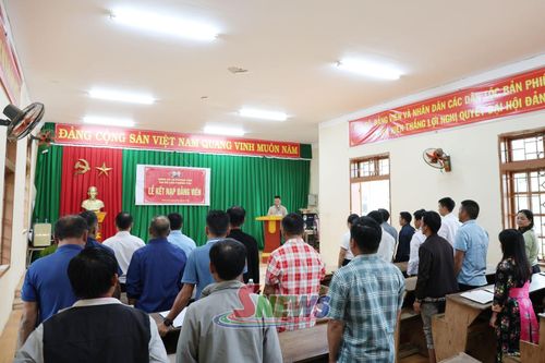 Kết nạp đảng viên ở Chi bộ bản Phiêng Phụ.