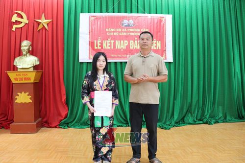 Kết nạp đảng viên tại Chi bộ bản Phiêng Phụ.