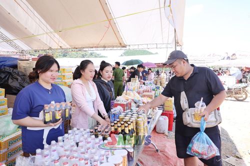 Gian hàng bán đồ gia dụng Lào, Thái Lan thu hút du khách mua sắm.