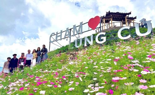 Du khách đến tham quan, trải nghiệm tại Công viên địa chất toàn cầu Cao nguyên đá Đồng Văn tăng cao trong dịp nghỉ lễ 2-9.