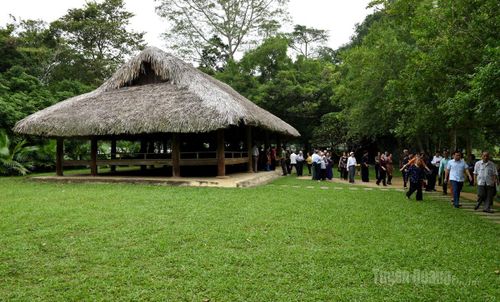 Dịp Quốc khánh 2-9, đông đảo du khách trong cả nước tham quan, về nguồn tại Khu Di tích Quốc gia đặc biệt Tân Trào. Ảnh: Quang Hòa