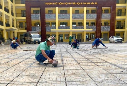 Các công đoạn cuối cùng hạng mục sân Trường Phổ thông nội trú liên cấp xã Pà Vầy Sủ đang được hoàn thiện.