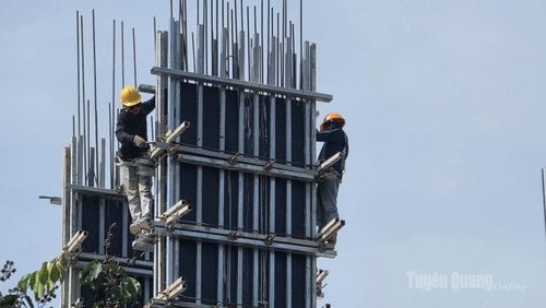 Giữa thời tiết nắng nóng, các công nhân đang thi công phần cốt thép các cột trụ Dự án xây dựng Rạp tháng 8.