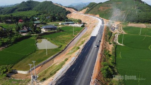 Các nhà thầu thi công gói thầu số 20 tích cực đổ bê tông nhựa trên tuyến cao tốc Tuyên Quang - Hà Giang.
