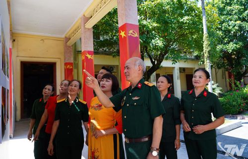 Ông Phạm Ngọc Khương và các cựu chiến binh tại không gian Bảo tàng Văn hóa các dân tộc Việt Nam.