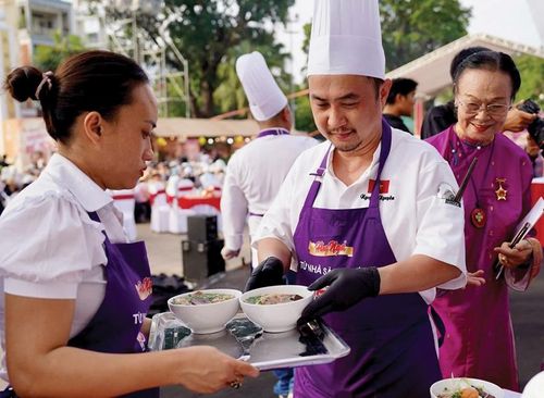 Những tô bún bò Huế được làm ra để phục vụ thực khách tại chương trình Huế - Kinh đô ẩm thực 2026.