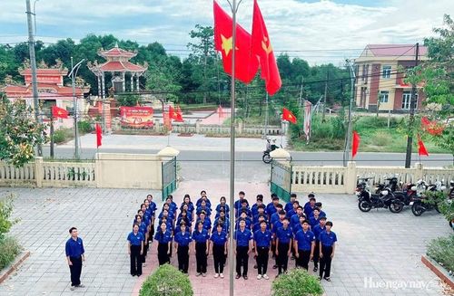 Tuổi trẻ Huế đồng loạt tổ chức lễ chào cờ với chủ đề “Tôi yêu Tổ quốc tôi” trong sáng 2/9.