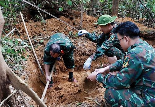  Lực lượng Đội 192 không quản đường sá xa xôi, địa hình hiểm trở chỉ mong được đưa các anh sớm về với quê mẹ.