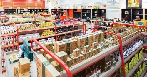 Sản phẩm Huế đã lên kệ và được nhiều khách hàng chọn mua.