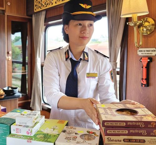 Các đặc sản Huế được phục vụ du khách trên chuyến tàu di sản.