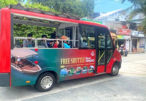 Du khách di chuyển bằng xe sightseeing.