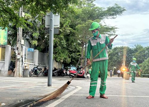  Miệt mài quét gom rác, giữ cho phố phường luôn sạch đẹp trong kỳ nghỉ lễ.  